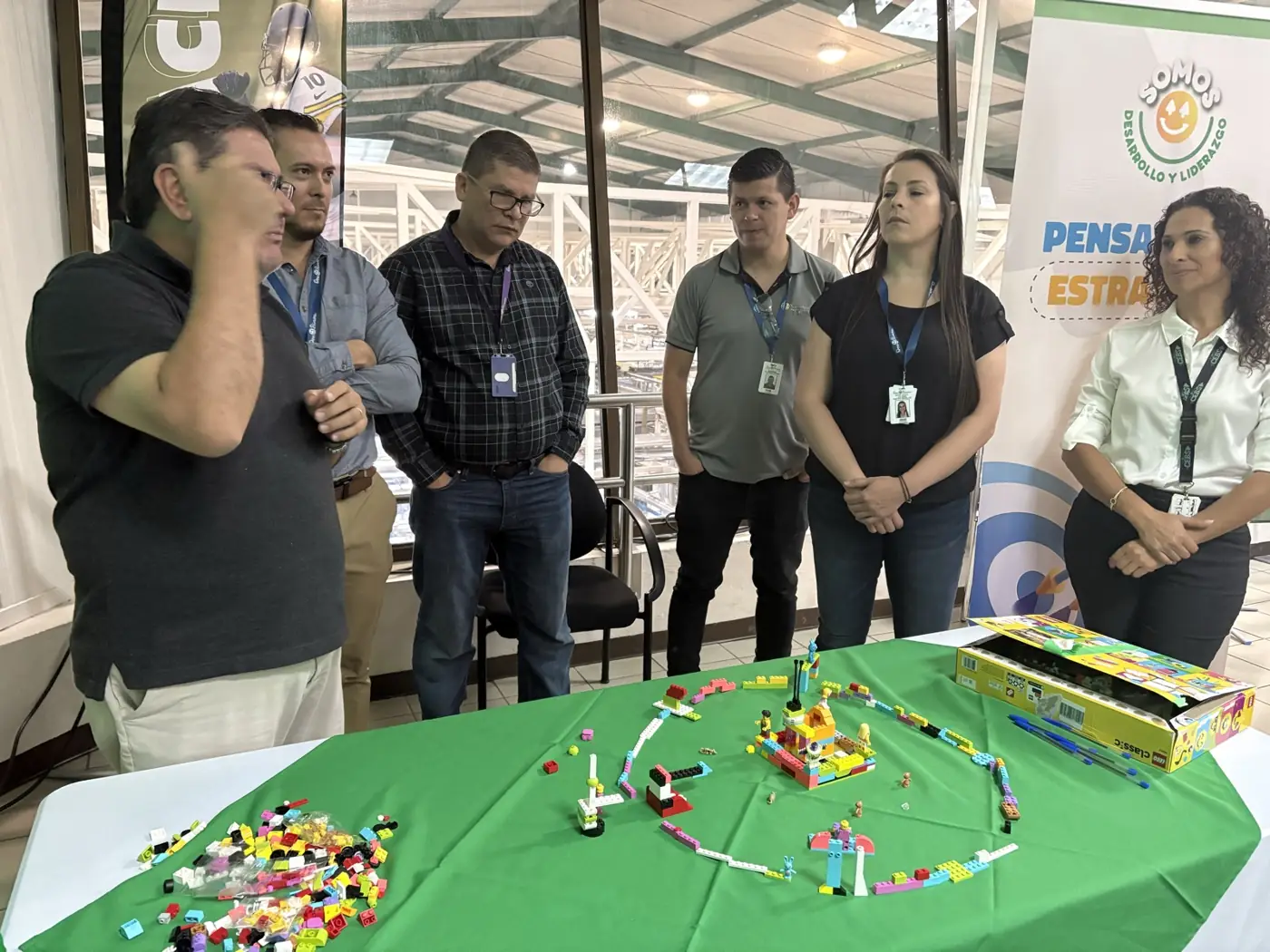 Líderes construyen con LEGO durante un laboratorio de Liwa.