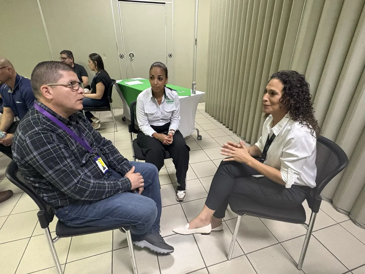 Conversación en parejas durante un laboratorio de liderazgo.