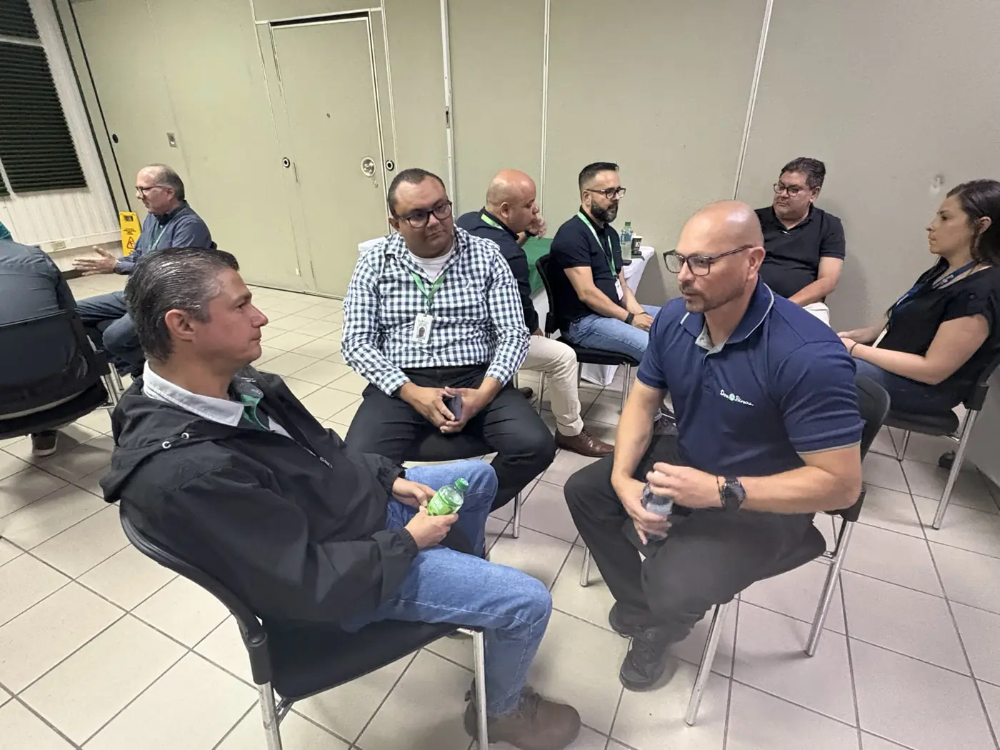 Líderes conversan en círculo durante una sesión de Liwa.
