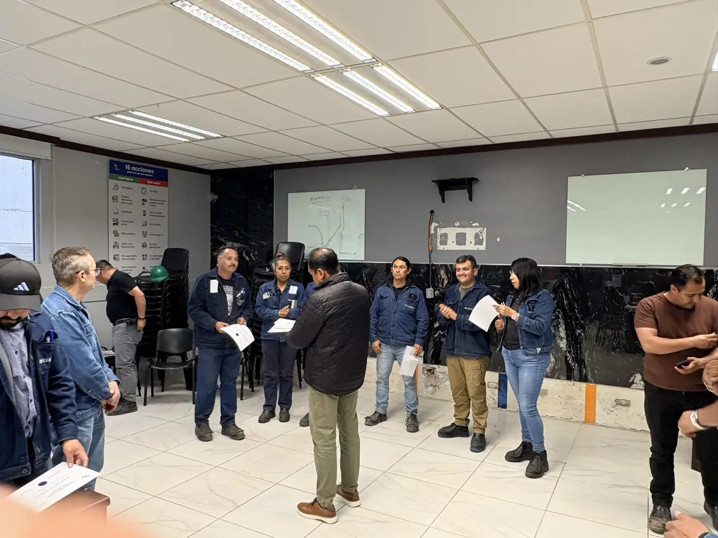 Participantes forman un círculo durante un laboratorio de liderazgo.